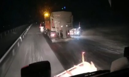 Karayolları ekiplerince 2 bin 400 rakımlı Kop Dağında tuzlama çalışması yapıldı