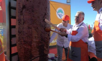 Kayseri Gastronomi Günlerinde 1 ton sucuk döner dağıtıldı