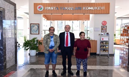 Kepez Belediyesi, çocukları yoğun bakımdayken sokakta kalan olan aileyi konukevine yerleştirdi