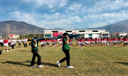 Köyceğiz Fen Lisesi cumhuriyet kutlamalarına ikincilik aldıkları roketle katıldı