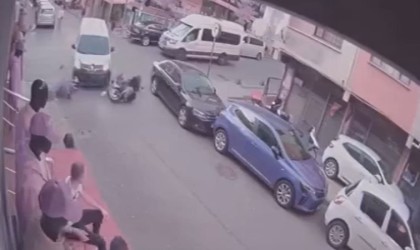 Küçükçekmecede ters yönden gelen araç ve motosiklet çarpıştı: 2 yaralı