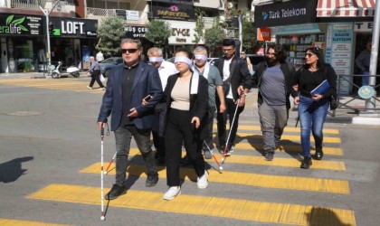 Manisada beyaz bastonla farkındalık yürüyüşü