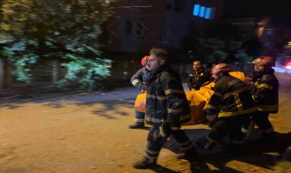 Misafirliğe gittiği evin çatısına çıkıp ekipleri seferber etti