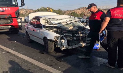 Otomobil ile traktör çarpıştı: 4 yaralı