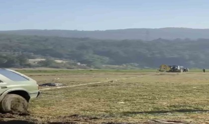 Pikniğe giden bataklığa saplandı, onları kurtarmaya gidenler de mahsur kaldı