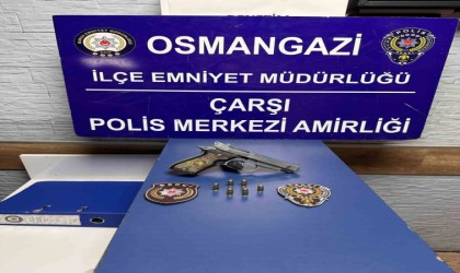 Ruhsatsız tabancayla gezen ve 15 yıl hapisle aranan suç makinası, gece kartallarından kaçamadı