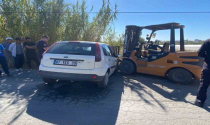 Serikte forklift otomobilin motoruna saplandı, otomobil sürücüsü yaralandı