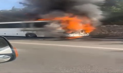 Seyir halindeki otobüs alev alev yandı