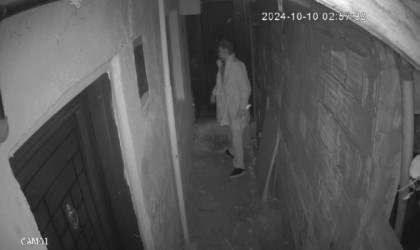 Sultangazide ekmek bıçaklı hırsızlık girişimi kamerada