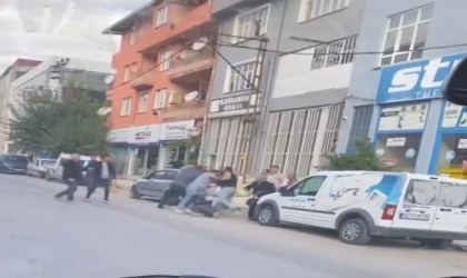Tekme ve yumruklar havada uçuştu, cadde ringe döndü