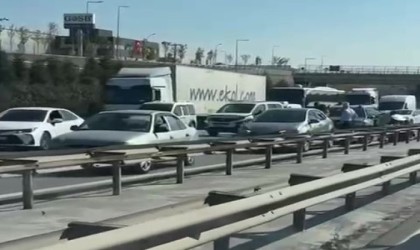 TEM Otoyolunda 7 araç zincirleme kazaya karıştı: 4 yaralı