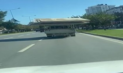 Trafikte tehlike saçan görüntü: Yolun yarısını kaplayarak malzeme taşıdı