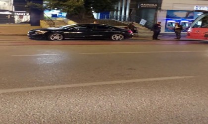 Tramvay yoluna park eden sürücü seferleri aksattı