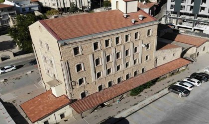 Türkiye Cumhuriyetinin ilk fabrikalarından 100 yaşındaki Azmi Milli hala çalışıyor