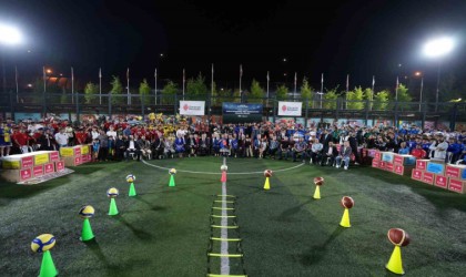 Ümraniyede amatör sporculara 6 bin 60 adet spor malzemesi dağıtıldı