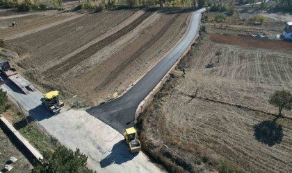Yıllardır çözülemeyen Erenköy - Çokçapınar yolunun sıcak asfalt yapım çalışması tamamlandı