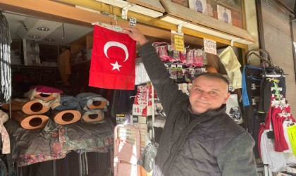 10 Kasımda dükkanlar Türk bayraklarıyla donatıldı