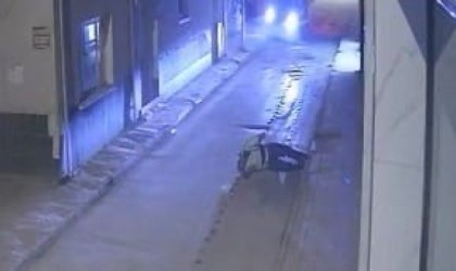 17 yaşındaki sürücü, kamyonetle trafik polisine çarpıp 20 metre sürükledi... Kaza anı kamerada