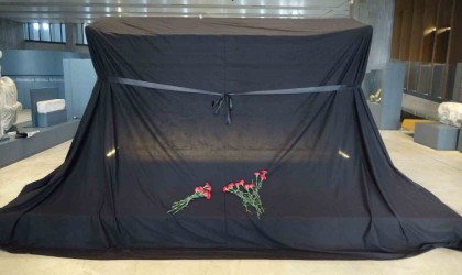 2 bin 500 yıllık Polyksena Lahti, Kadına Yönelik Şiddete Karşı Uluslararası Mücadele Gününde siyah örtüyle kapatıldı