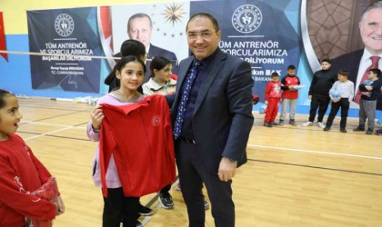 Ağrıda sporculara eşofman takımı desteği sağlandı
