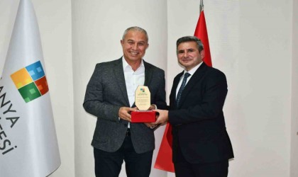 Alanya Üniversitesinden başkan Özçelike destek plaketi