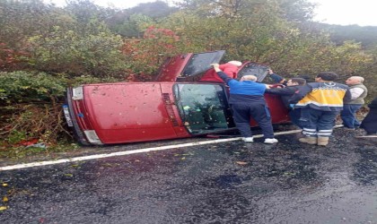 Alaplıda otomobil kaza yaptı; 3 yaralı