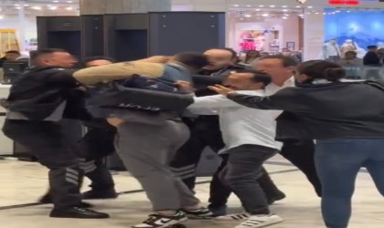 Alışveriş merkezinde köpek kavgası: Güvenlik görevlisi müşteriyi ısırdı