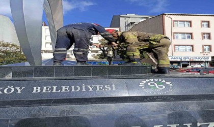 Arnavutköyde bir çocuk düşürdüğü parasını almak için girdiği anıtta mahsur kaldı