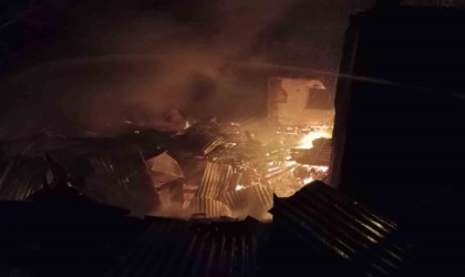 Artvinde 2 katlı ahşap evde yangın