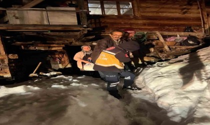 Artvinde kardan yolu kapanan köyde mahsur kalan hasta kurtarıldı