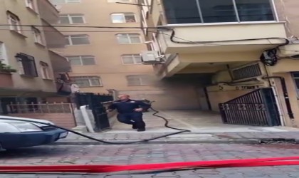 Bahçelievlerde iki bina arasında yanan baraka paniğe neden oldu