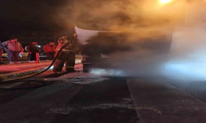 Balıkesirde trafik ışıklarında bekleyen araç alev aldı