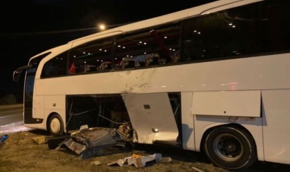 Bandırma otogar kavşağında otobüs ile kamyon çarpıştı: 14 yaralı