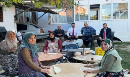 Başkan bazlama açtı pişirdi, köylülere ikram etti