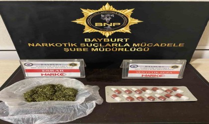Bayburtta şüpheli hareketler sergileyen 2 şahısın üzerinden uyuşturucu madde çıktı