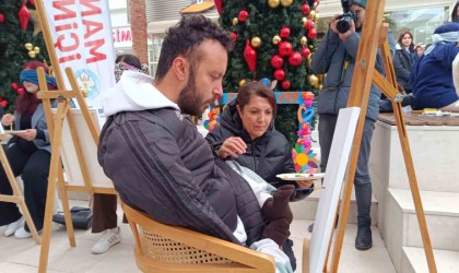 Bedensel engelli milli yüzücü ayaklarıyla resim yaptı