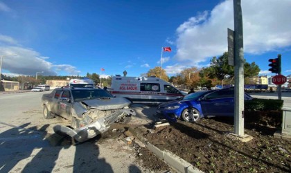 Burdurda kamyonet ile otomobil çarpıştı: 3 yaralı