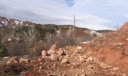 Çankırıda heyelan köy yolunu ulaşıma kapattı