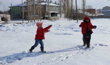 Çocuklar karın keyfini kartopu oynayarak çıkardı