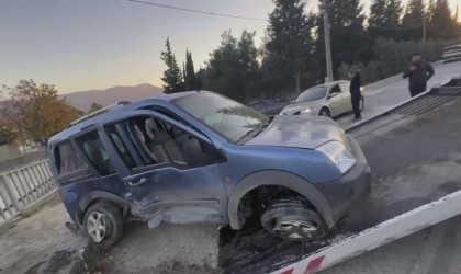 D-650de hafif ticari araç ile otomobil çarpıştı: 5 yaralı