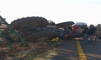 Devrilen traktör altında kalan sürücü hayatını kaybetti