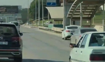 Direksiyon başında fenalaştı, bir sağa bir sola çarptı: O anlar kamerada