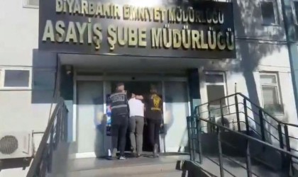 Diyarbakırda borcu olan şahsın akrabalarının iş yerini kurşunladılar