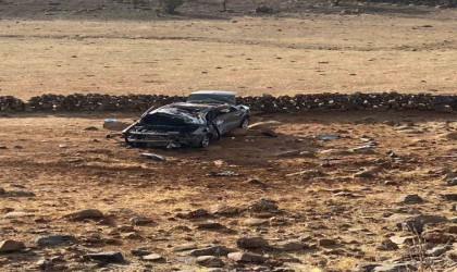 Diyarbakırda hurdaya dönen otomobilde 2 kişi yaralandı