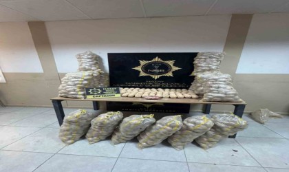 Dubaiye giden patates çuvalları içinde binlerce uyuşturucu hap ele geçirildi