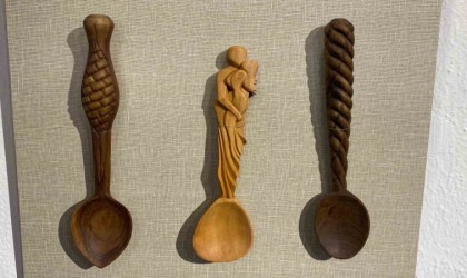 El emeği ve hayal gücüyle şekillenen kaşıklar doğallığıyla göz dolduruyor