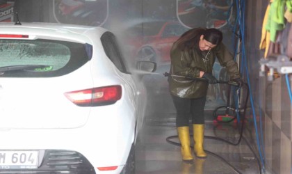 Eline bezi alıp araba yıkamaya başladı, Konyanın ilk oto yıkamacı ablası oldu