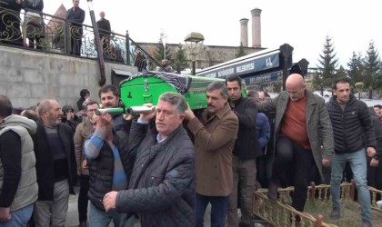 Erzurumun asırlık ninesi son yolculuğuna uğurlandı
