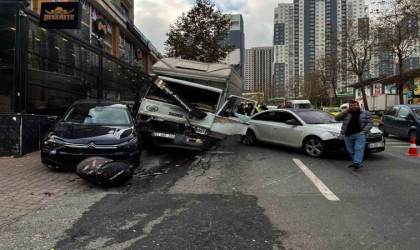 Esenyurtta freni boşalan kamyonet 5 araca çarparak durabildi: O anlar kamerada
