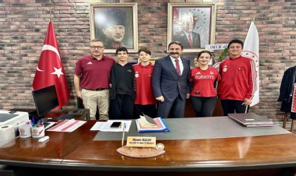 Eskişehirli milli yüzücüler Gençlik Spor İl Müdürü Kalını ziyaret etti